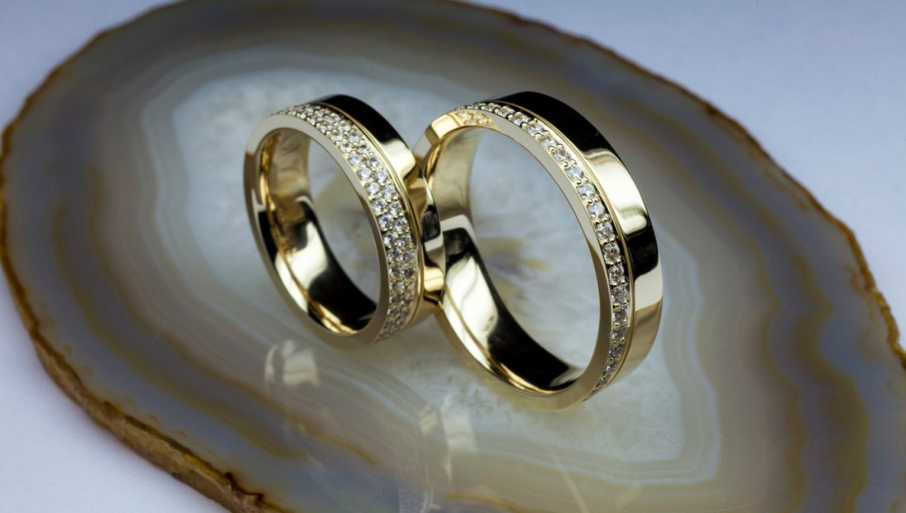 Обручальные кольца из желтого золота и кристаллами Сваровски