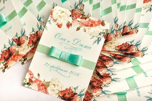 Свадебные приглашения карточки с акварельными цветами.  В грейпфрутовом и мятном цвете