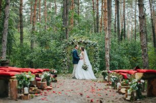 Выездная регистрация брака в сосновом лесу в стиле рустик.