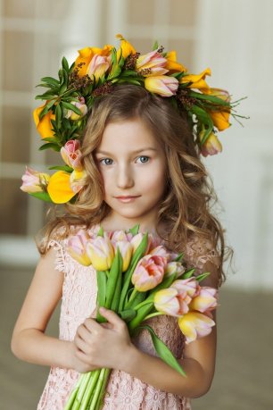 Цветочная девочка с тюльпанами