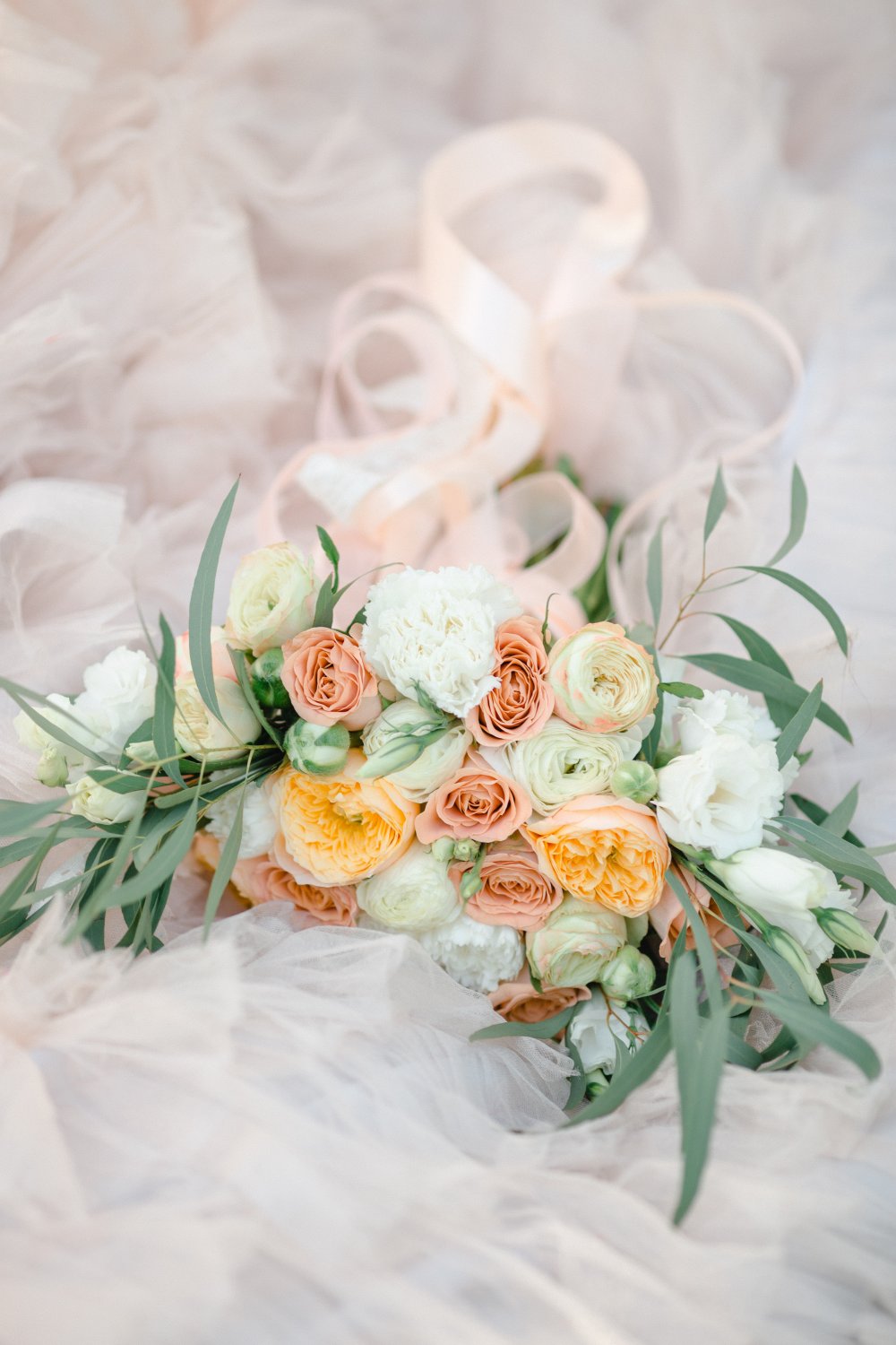 Нежный свадебный букет с пионовидными розами