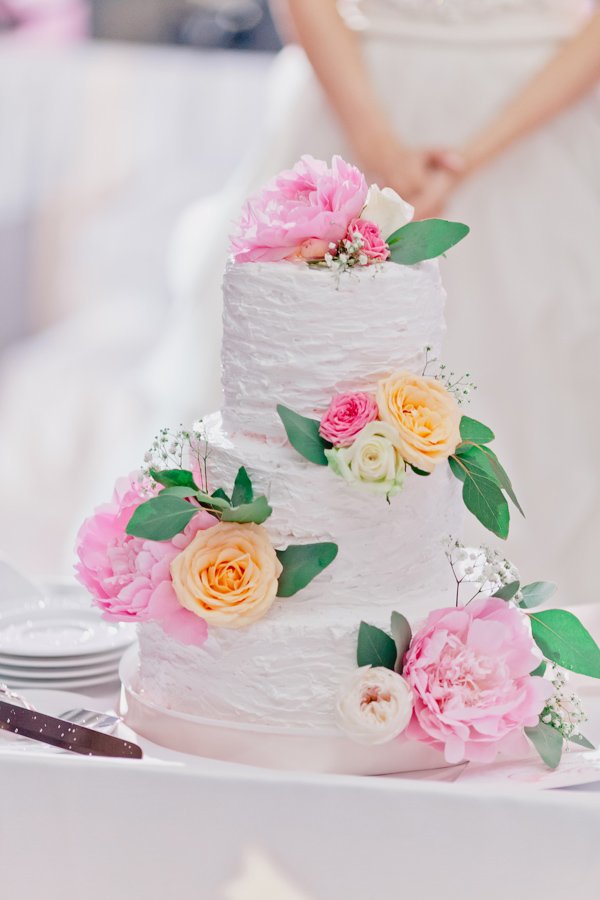 Трехъярусный торт, украшенный розами и цветами
