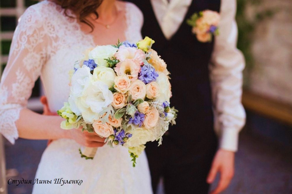 Выездная церемония в парке "Парадиз". Летняя свадьба в Крыму.букет невесты с голубыми гиацинтами.