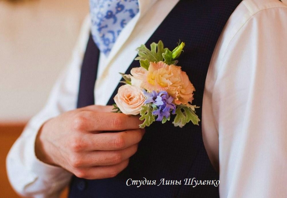 Выездная церемония в парке "Парадиз". Летняя свадьба в Крыму. Бутоньерка жениха с голубыми гиацинтами.