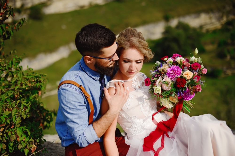 Букет невесты из георгинов, эустомы, диантуса, роз и вибурнума