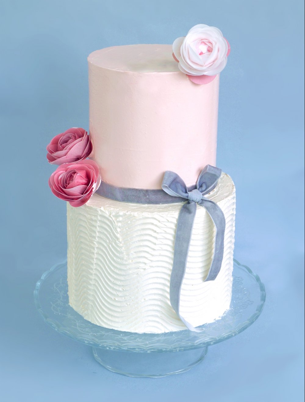 Двухцветный кремовый торт с декором из вафельных ранункулусов и бархатной ленты. От 1350 руб/кг