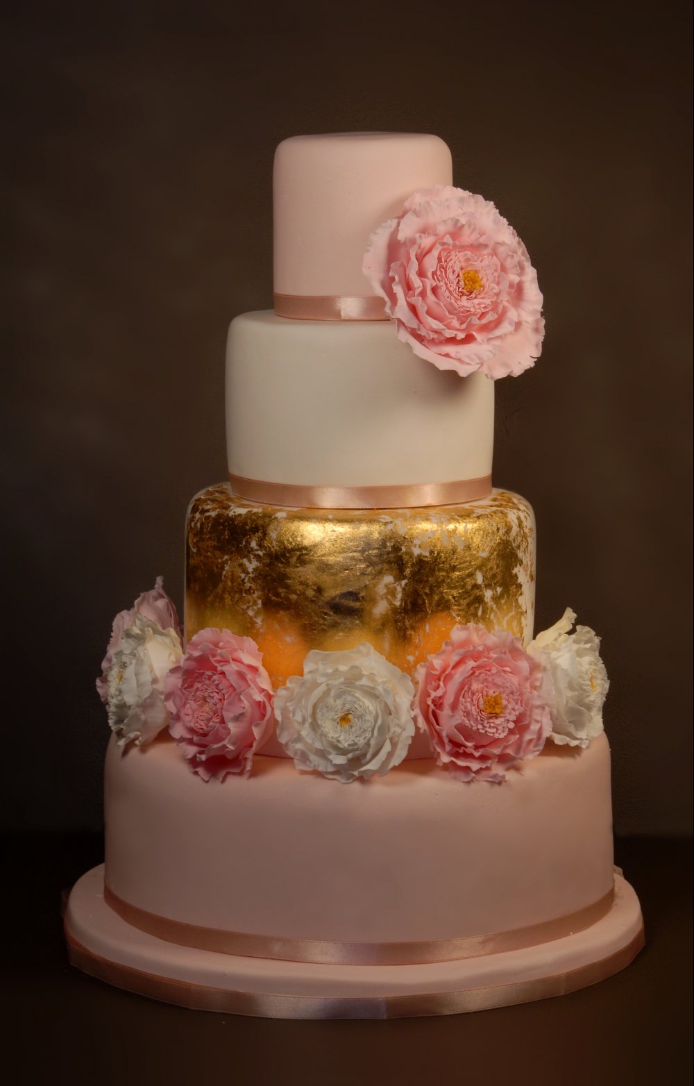 Эффектный торт, украшенный кудрявыми сахарными розами и пищевым 24-каратным золотом