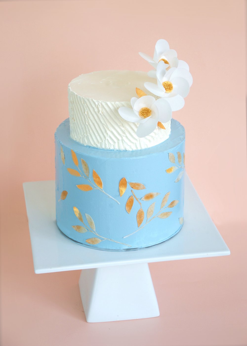 Нежный торт с кремовым покрытием и вафельными цветами. От 1350 руб/кг