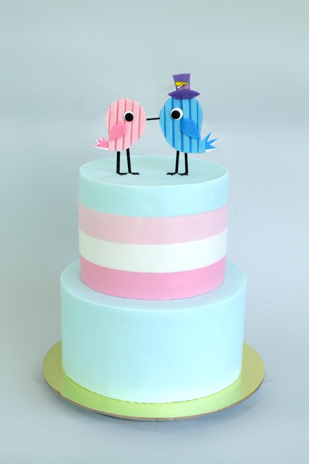 Современный минималистичный свадебный тортик с парой птичек и полосатым верхним ярусом. Обтяжка и декор из мастики, Нежные пастельные цвета: лазурный, белый и несколько оттенков розового