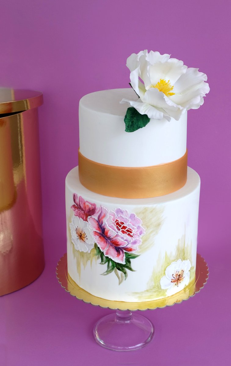 Стильный белый торт с цветочной росписью, объемным сахарным statement-цветком и золотым сахарным "поясом"