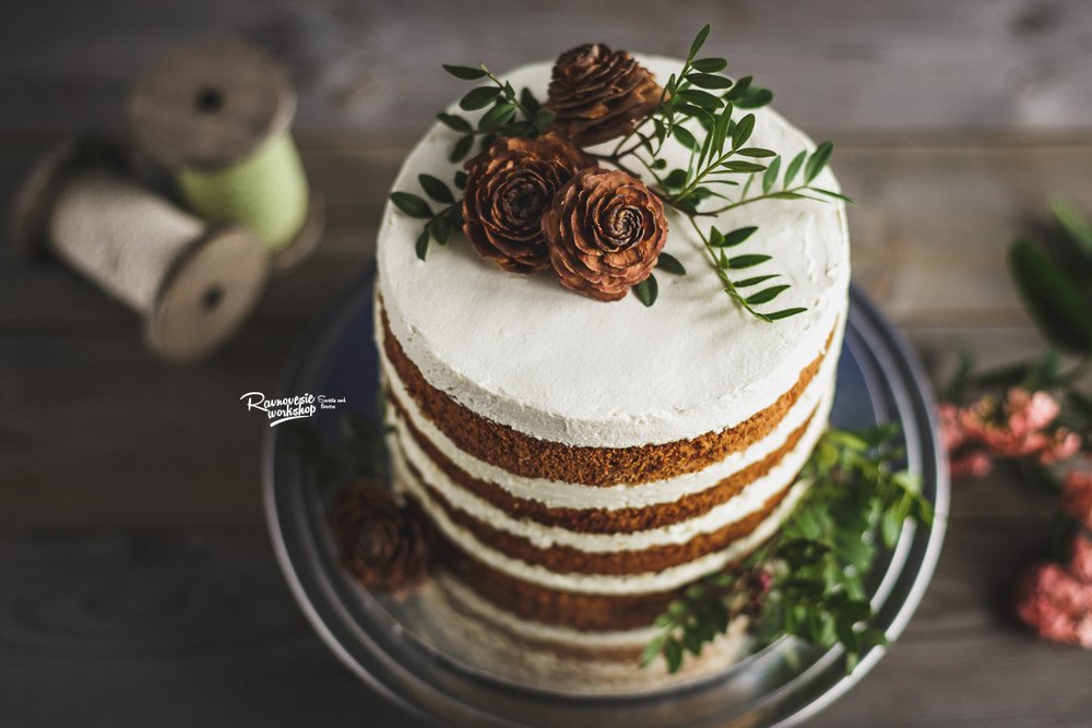 Зимний свадебный торт с открытыми коржами и украшенный шишками