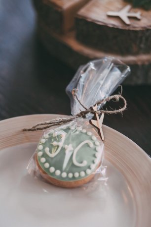 Печенье с инициалами жениха и невеста, выполненное в стилистике свадьбы.