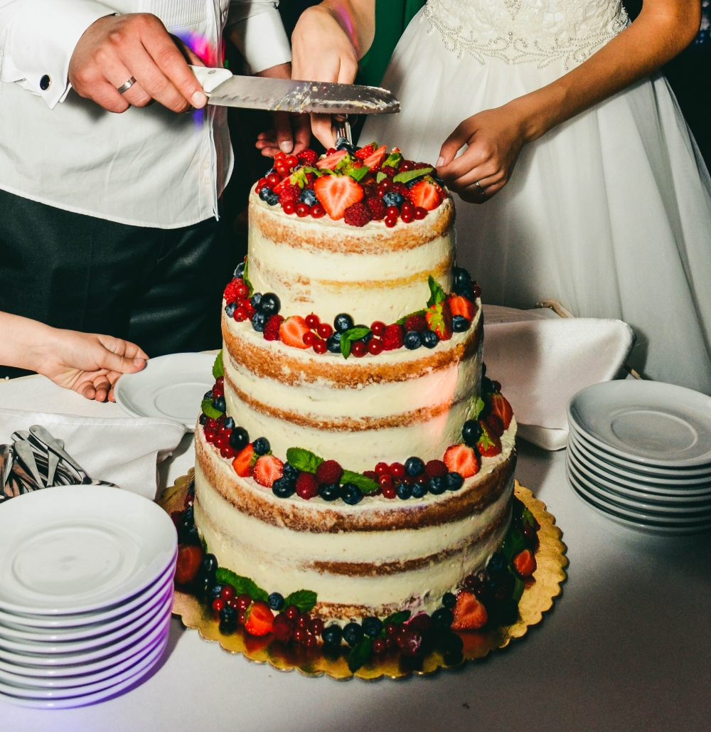 Летний "голый" торт отлично впишется в свадьбу в стиле рустик.