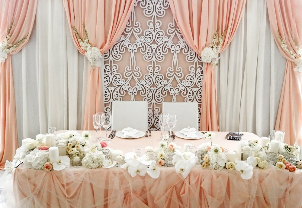 Драпированный задник за столом жениха и невесты м резной панелью, драпировка стола и декор живыми цветами