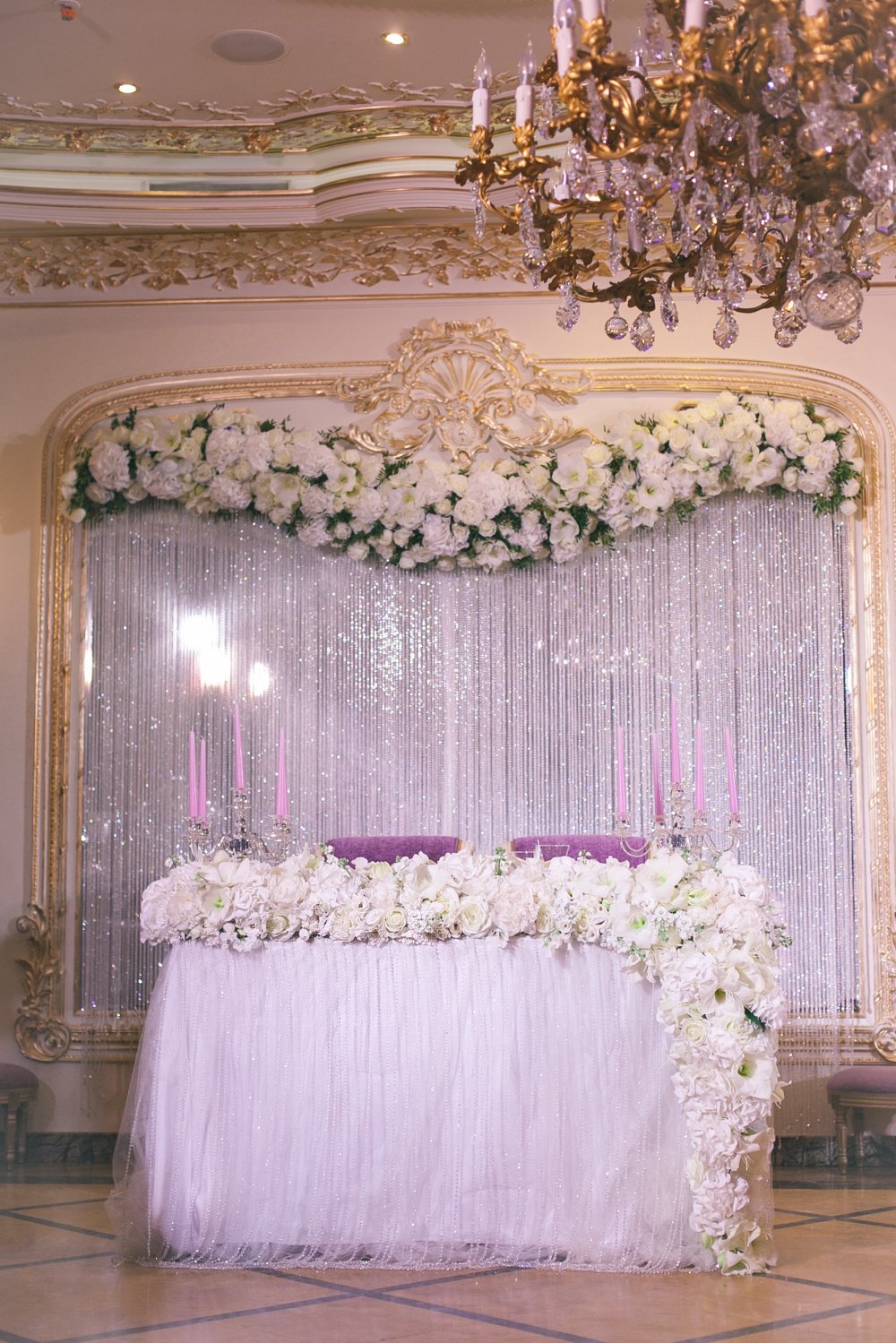 Задник из хрустальных нитей с цветочной композицией по верху, скатерть с хрустальными нитями и ниспадающая со стола цветочная композиция