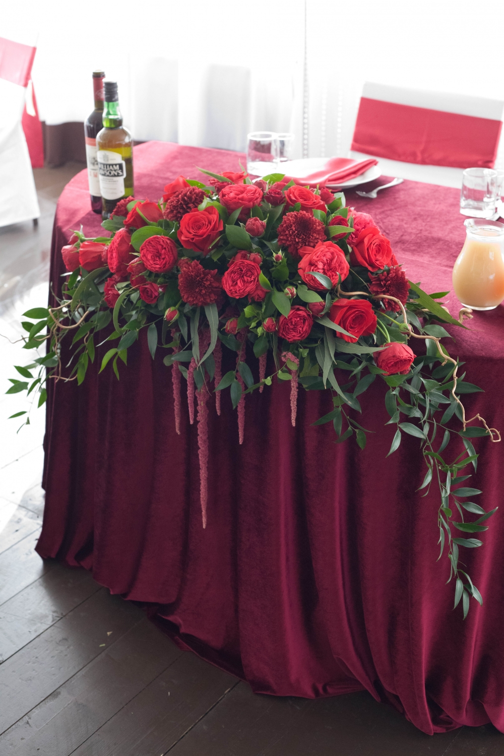 Цветочная композиция на стол молодоженов с пионовидными розами