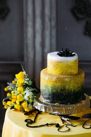 Черно-желтый свадебный торт