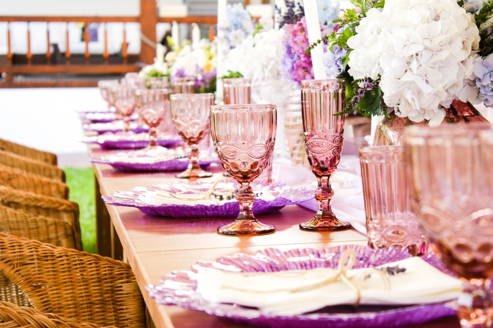 Непринужденное и стильное флористическое оформление стола гостей, изысканная сервировка — все это стало прекрасным украшением торжественного уютного ужина в стиле прованс