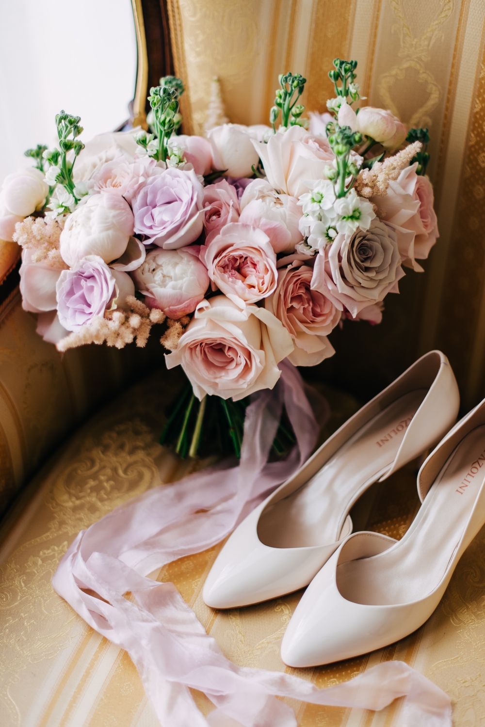 Нежный букет невесты в пудрово-лиловой гамме.