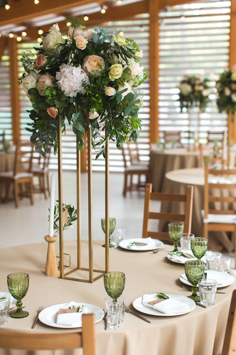 Высокие композиции на столы гостей. Свадьба в греческом стиле
