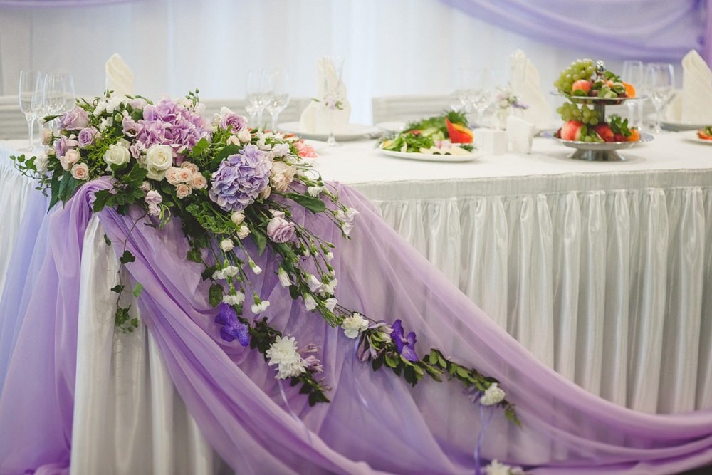 Оформление свадьбы в банкетном зале дачи Лингстрема в Санкт-Петербурге. В состав цветочных композиций входили розы, гортензии, эустома, орхидея, хризантема, зелень.