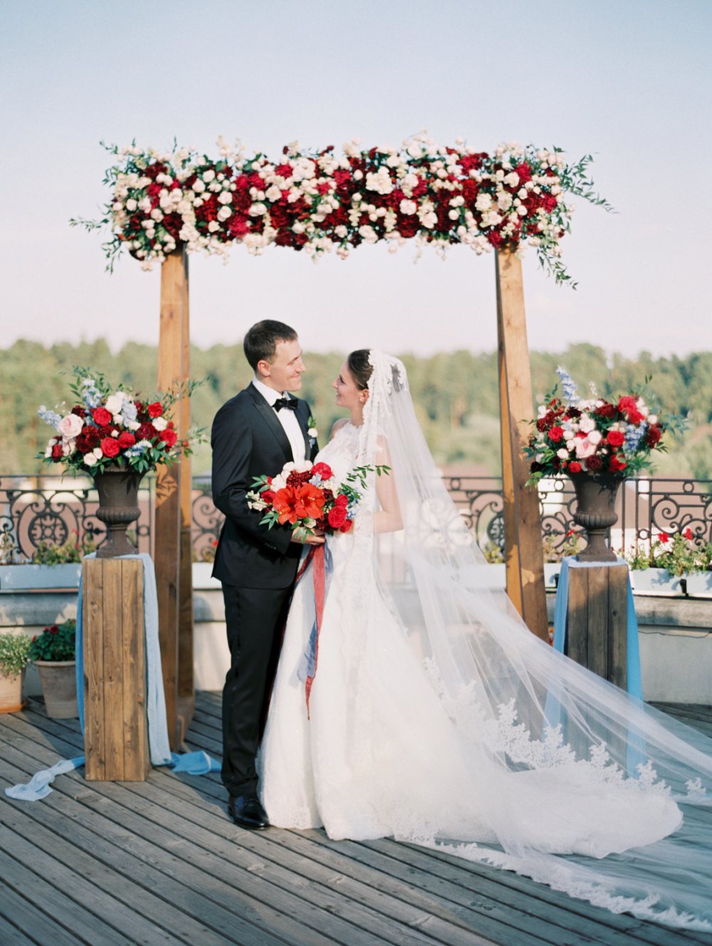 классическая свадебная церемония в насыщенных ягодно-винных цветах