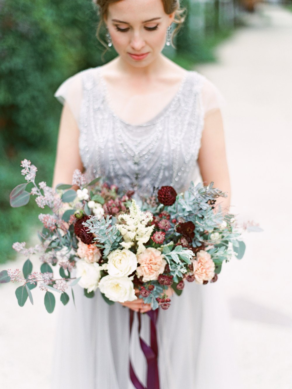 пышный букет невесты в пыльно-сиреневой и бордовой гамме идеально дополнил осенний образ невесты, а пионовидные розы благородно оттенили гамму