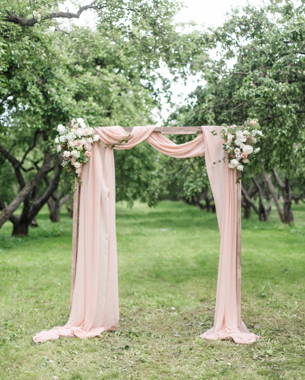 Легкая свадебная арка в яблоневом саду