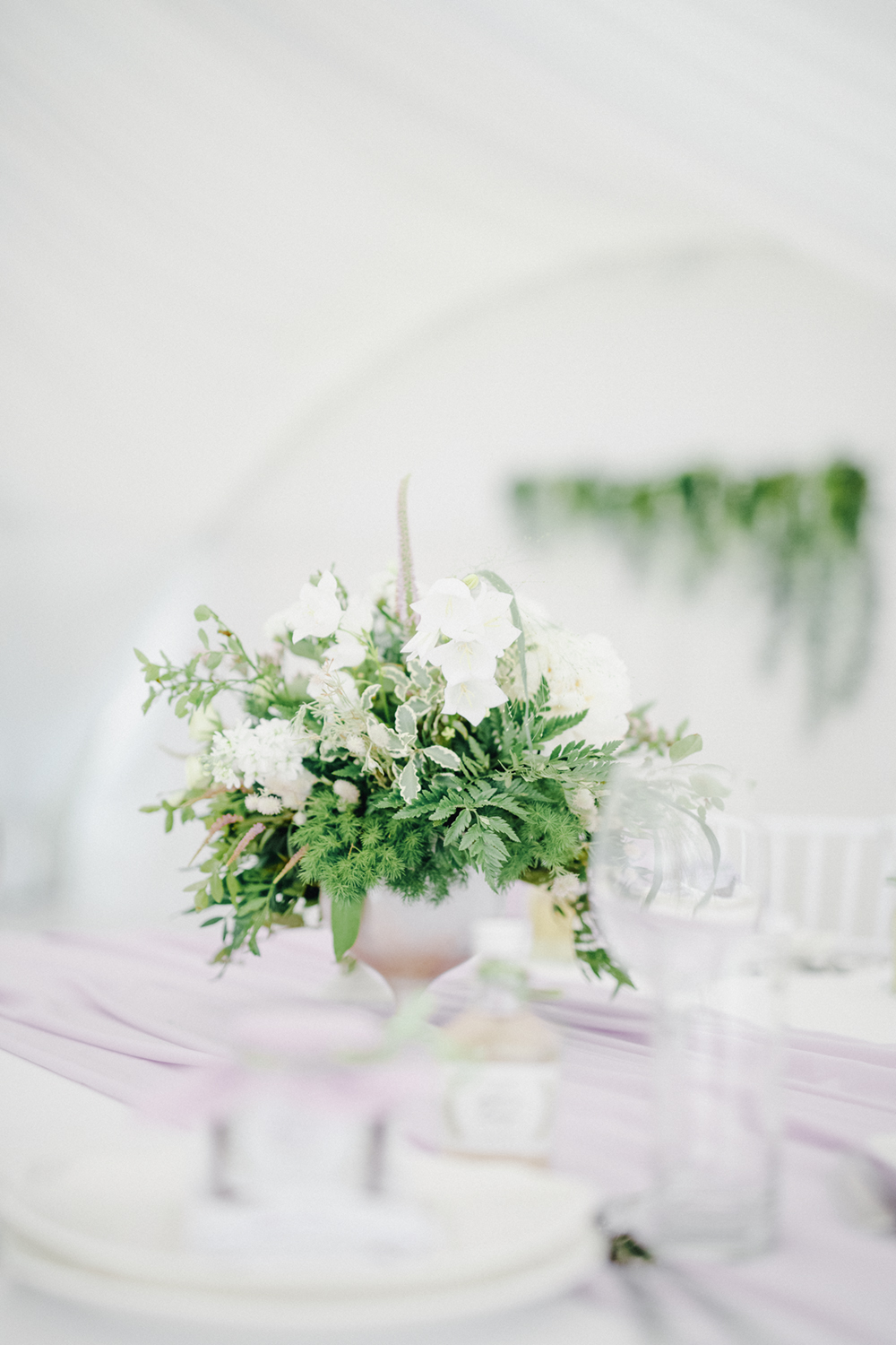 Легкие зеленые композиции на столы гостей. Greenery wedding в шатре "Лесная дача"