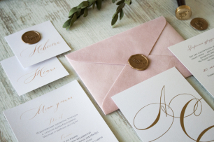 Приглашения на перламутровой бумаге с золотом и в розовом конверте из бархата