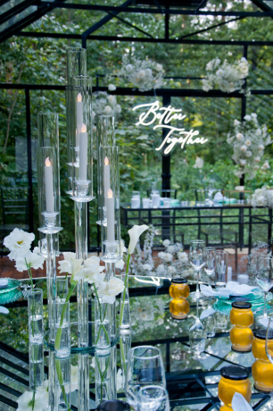 Оформление гостевых столов воздушными кмнделябрами из стекла и живыми цветами