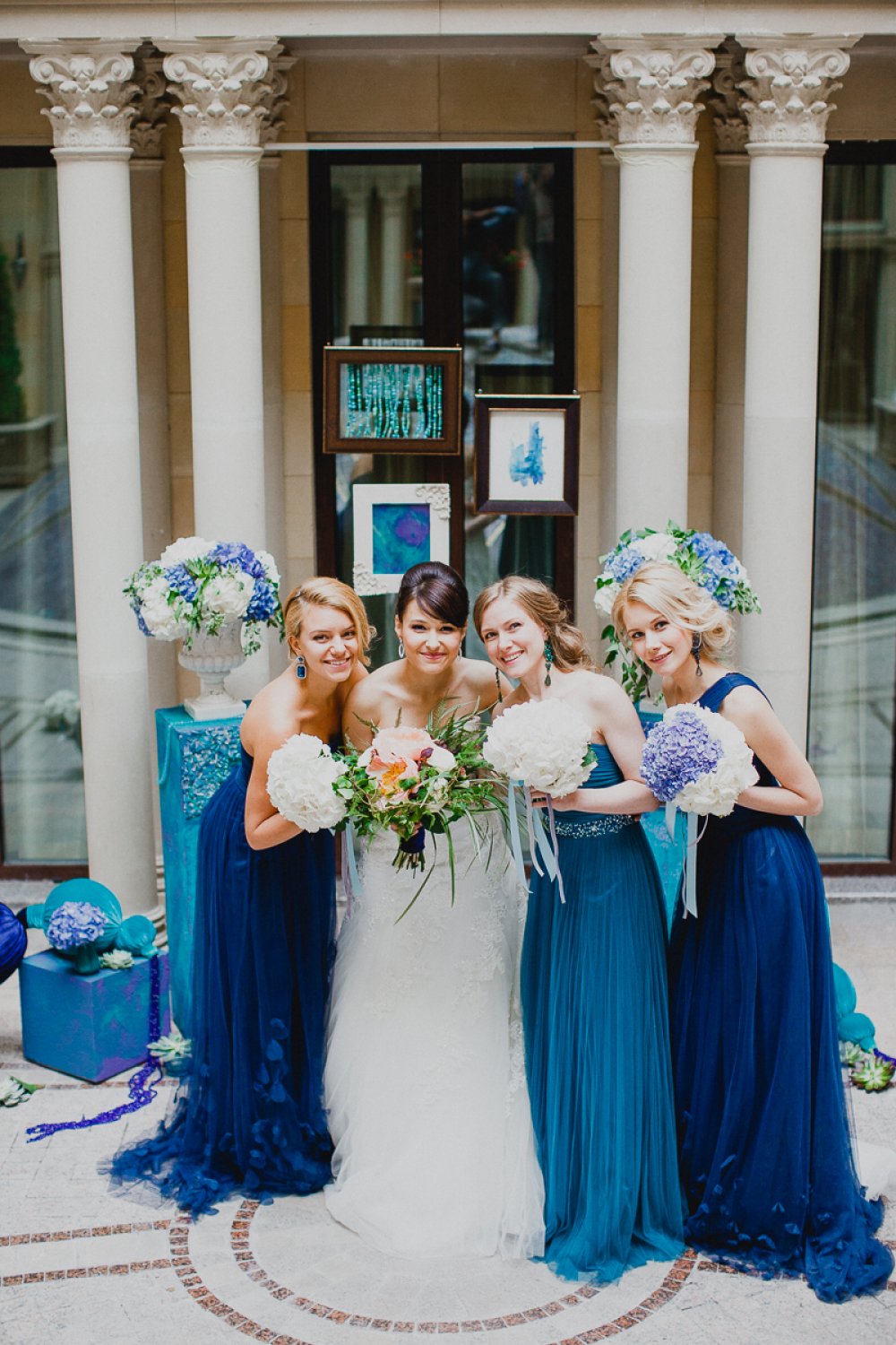 Подружки невесты в синих воздушных платьях