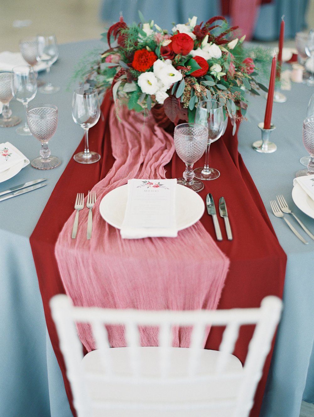 Украшение столов гостей в красно-розовом цвете