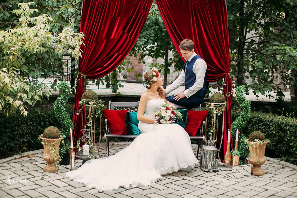 Фотозона на свадьбе в стиле сказочного замка в Немчиновке