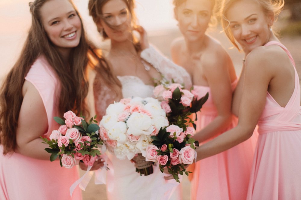 Невеста и подружки невесты в нежно-розовых платьях