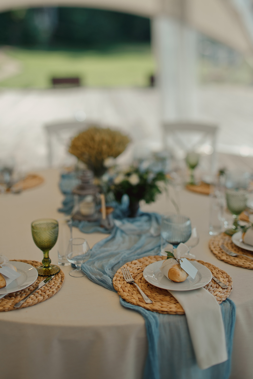 Сервировка стола и рассадочные карточки на "полевой" свадьбе