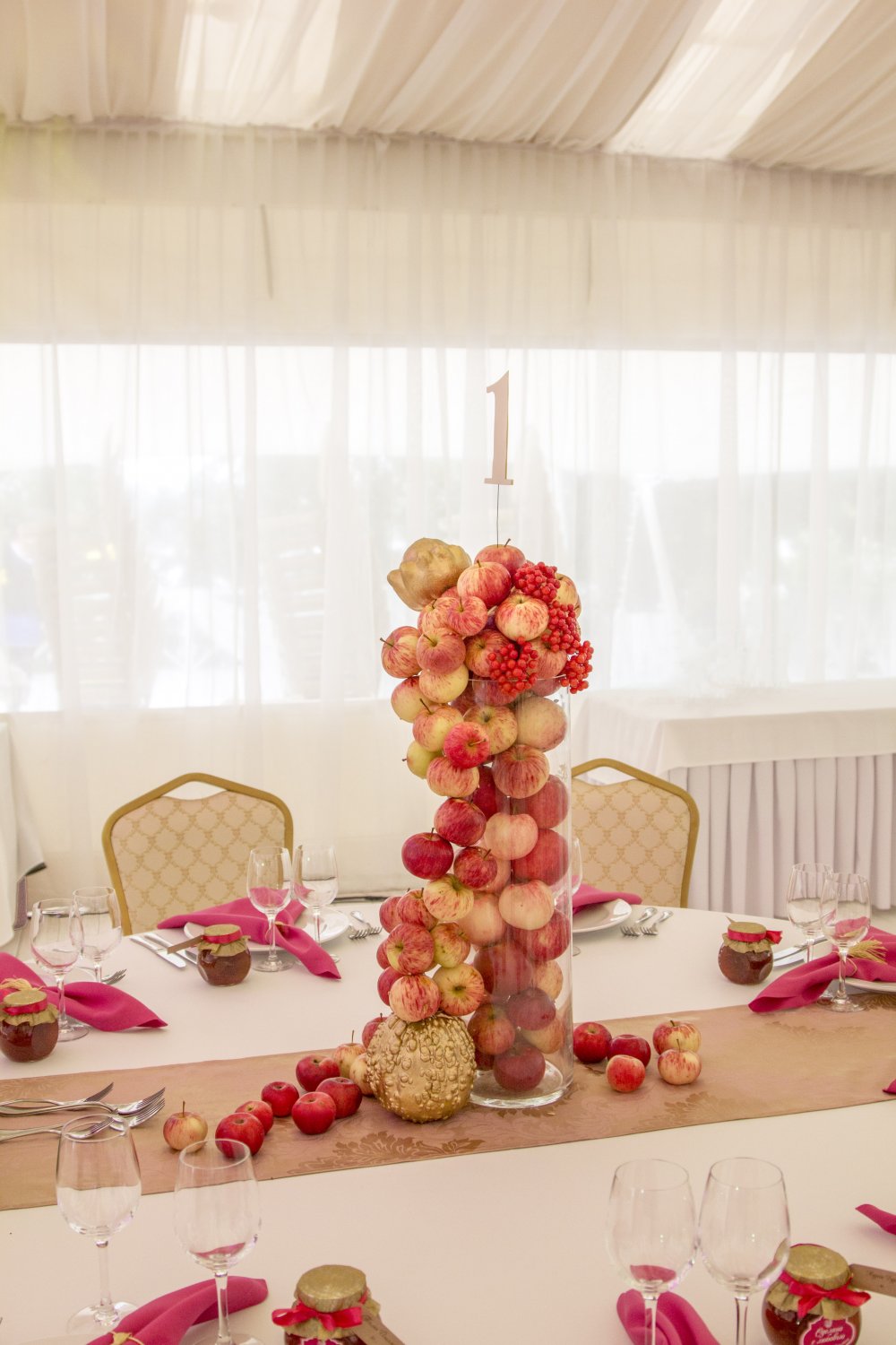 Яблочный декор гостевых столов и сервировка в осеннем стиле