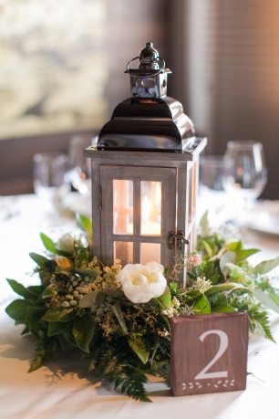 Лесная свадьба. Волшебные фонари со свечами, окруженные лесной флорой как украшение столов гостей.