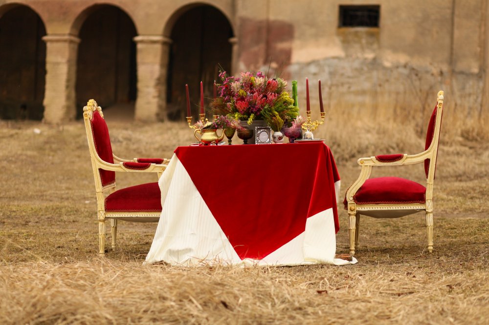 Роскошные бархатные стол и стулья в декоре свадебной фотозоны