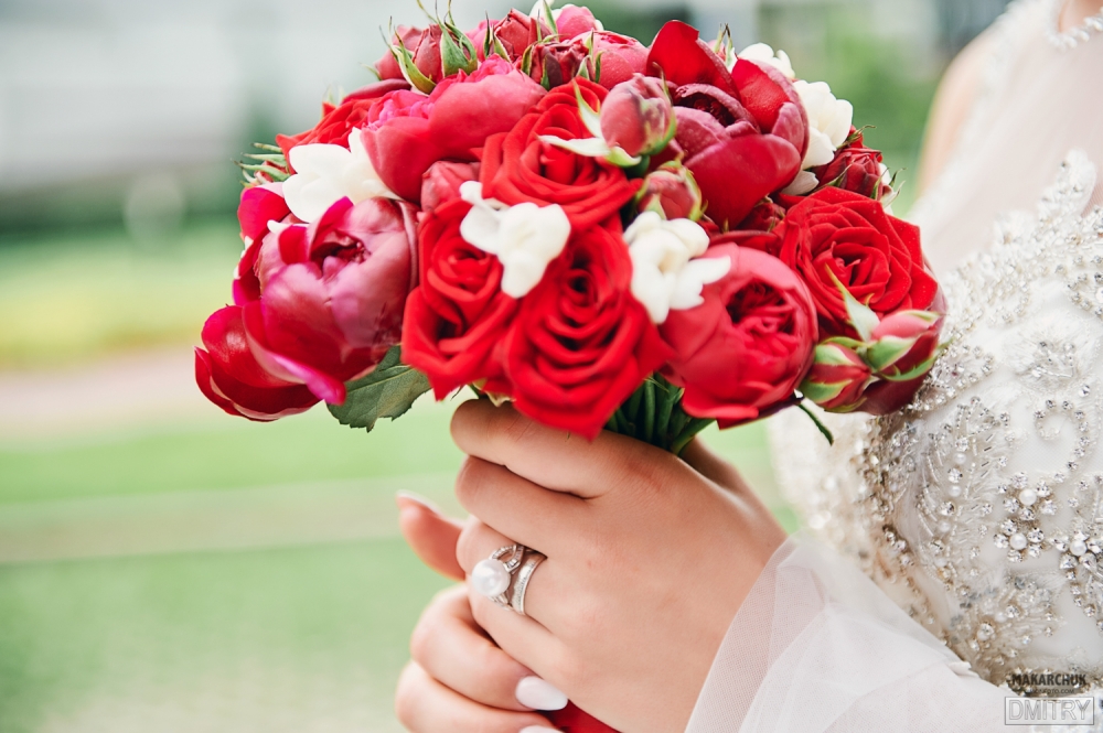 Изящный букет невесты в красно-белых тонах из пионов, фрезии, пионовидных роз