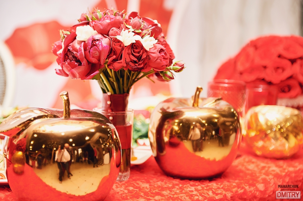 Оформление президиума в красно-белой гамме с гигантскими цветами, золотыми яблоками