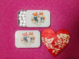 Подарки гостям - мятные конфеты в железных банках с индивидуальным принтом