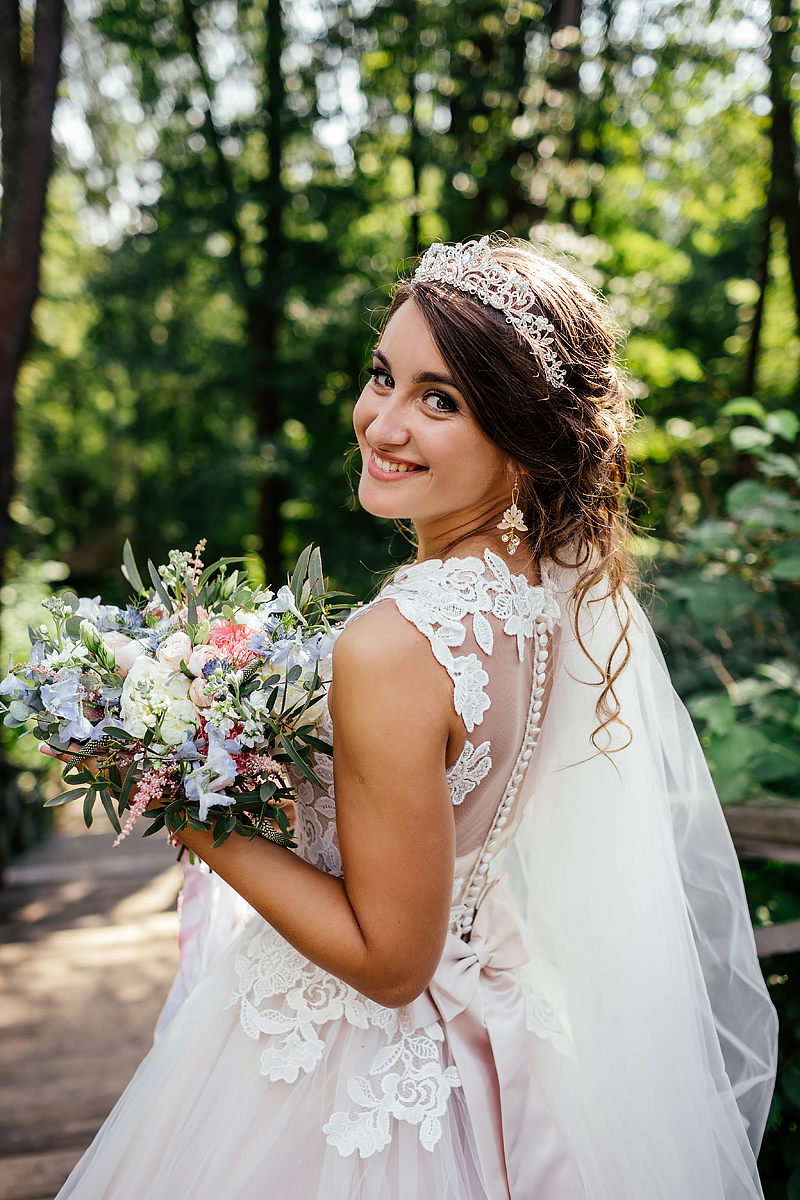 Невеста Анастасия.
Нежный, игривый букет с пионами, садовыми розами, дельфиниумом, гвоздикой, вероникой и астильбой.