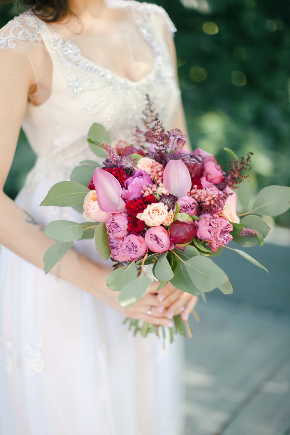 Букет невесты в цвете фиксии
