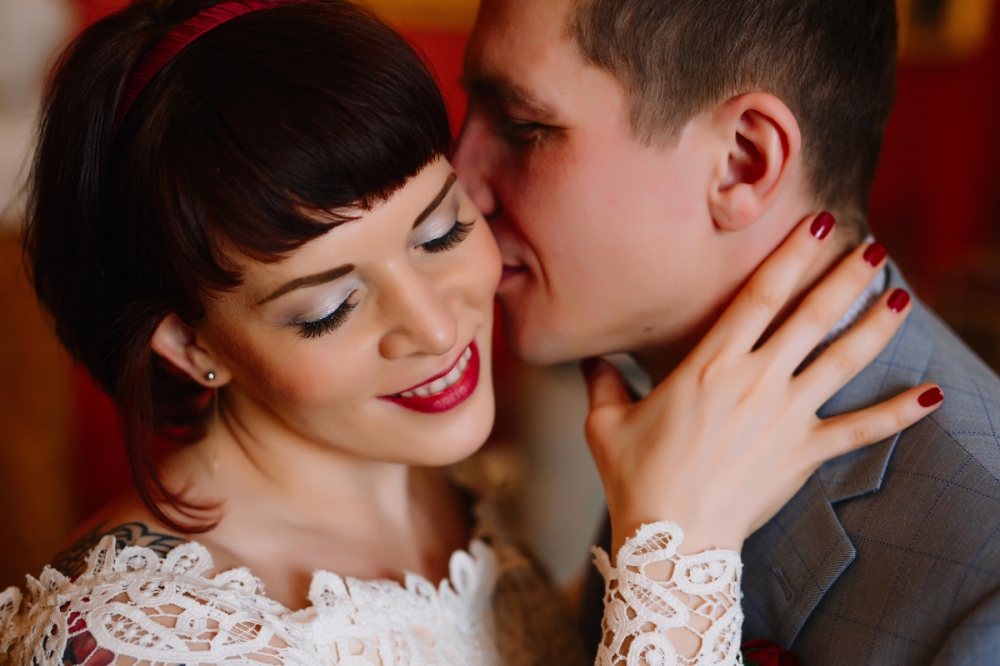 Яркий свадебный макияж с накладными ресничками и красными губами