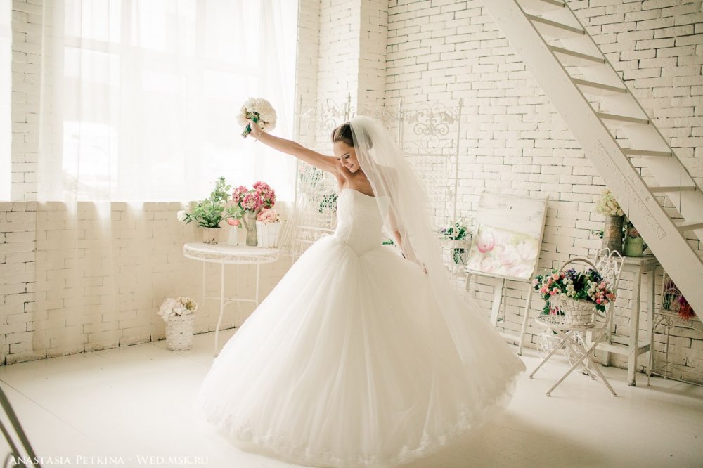 Фотосессия невесты в белоснежной студии