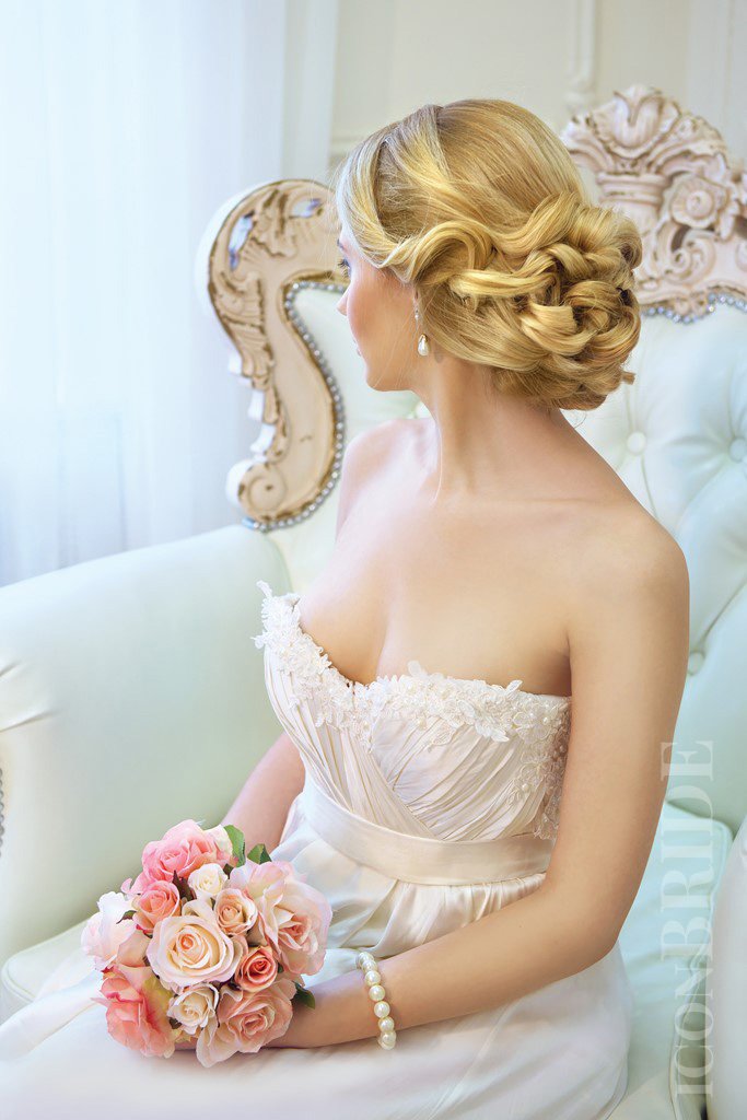 Свадебные причёски под платье с открытой спиной
