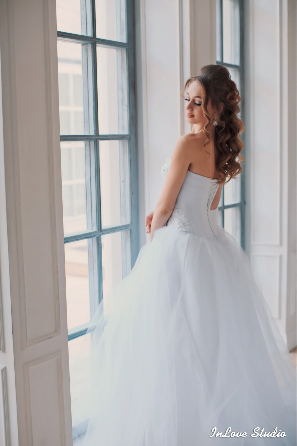 Свадебное платье голубоватого оттенка