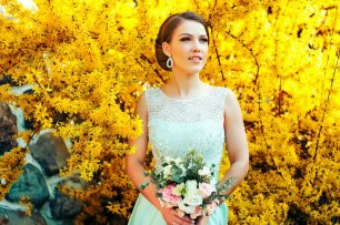 Желтый растительный фон для свадебной фотосессии