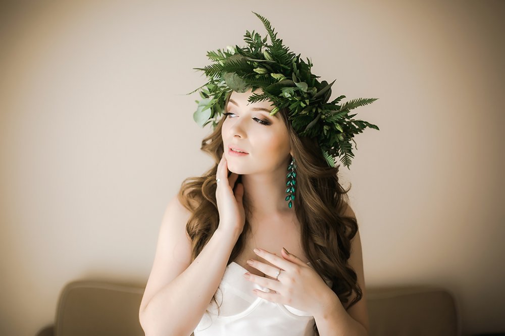 Образ невесты: локоны с венком и макияж в натуральных тонах